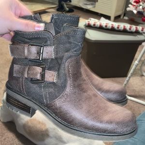 NWT size 6 carlos booties NWT